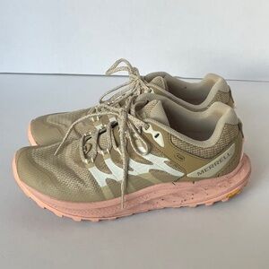 Woman’s 9 Merrell sneaker